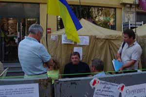   депутат ВР Украины Грымчак бесседует с гражданами на Крещатике